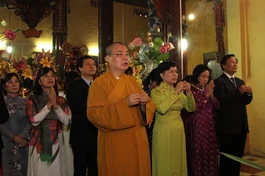 Phu nhân Chủ tịch nước dâng hương tại chùa Quán Sứ